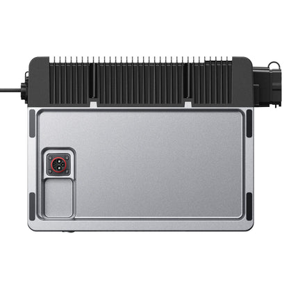 Zendure SolarFlow 2400 Pro Stromspeicher mit Lüfterlamellen und Anschlussbereich, silbernes Panel